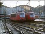 103 140 wartet neben 103 240 mit einem IC im September 1997 im Leipziger Hauptbahnhof auf neue Aufgaben 