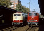 Schöne Rundungen der 1960er Jahre: Um 1985 überholt 103 215-0 mit einem Intercity die Vorserien-216 003-4, die mit einem Sonderzug in Köln-Mülheim den Fahrgastwechsel abwartet