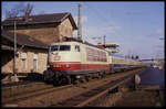 103159 braust am 9.3.1990 um 14.46 Uhr mit dem IC 819 Bettina von Arnim an dem Bahnhofsgebäude in Hasbergen in Richtung Münster vorbei.