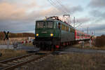 E11 013 am 18.02.2023 mit 2 By Wagen in Mukran.