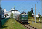 HanseSail 2026: Der 'Holzroller' 211 013-8 mit dem Sonderzug des S�chsischen Eisenbahnmuseums DZ 88265 Warnem�nde - Glauchau/Sachs. am 08.08.2026 in Warnem�nde Werft.