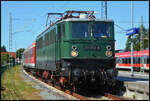 HanseSail 2026: Der 'Holzroller' 211 013-8 mit dem Sonderzug des S�chsischen Eisenbahnmuseums DZ 88265 Warnem�nde - Glauchau/Sachs. am 08.08.2026 vor der Abfahrt in Warnem�nde.