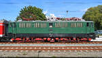 Breitseite auf 109 013-3 (211 013-8 | E 11 013), die anl�sslich der Hanse Sail im Bahnhof Warnem�nde auf Gleis 5 steht.