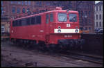 Eine der wenigen neuroten DR 109 E-Loks: DR 109079 am 5.12.1993 im BW Schwerin.