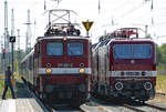 In Bergen auf Rügen fährt die Lok 211 030 mit einem STÖRTEBEKER EXPRESS aus Ilmenau an den Bahnsteig 4, daneben steht mit der Lok 243 931 ein zweiter  STÖRTEBEKER EXPRESS, der zuvor von den Bahnsteiggleisen weggesetzt wurde und wie es immer so ist, findet sich in letzter Sekunde jemand der mit auf’s Bild möchte. - 07.07.2018
