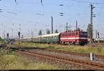 109 030-7 (DR 211 030-2) der Eisenbahngesellschaft Potsdam mbH (EGP) als  Störtebeker-Express  von Ilmenau nach Bergen auf Rügen durchfährt den Bahnhof Großkorbetha auf Gleis 3.
[28.7.2018 | 9:16 Uhr]