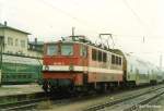 109 091 steht im Oktober 1993 in Naumburg zur Abfahrt nach Halle (S) bereit.