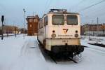 Erleuchtet von der Abendsonne steht die 109-3 von Scandlines in Berlin-Lichtenberg.