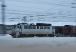 DP 57 mit einem PBSV-Ponnygespann und einem leeren Holzzug verlsst den Bf Stralsund Richtung Grimmen am Abend des 14.02.2010