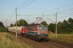 Den Abschluss eines ereignisreichen Tages in Magdeburg bildet 109 028-1 der Eisenbahngesellschaft Potsdam mit einer V100 und einem Zementzug am Haken. Die Fahrt geht in Richtung Braunschweig. Fotografiert am 09.07.2010 in Magdeburg Diesdorf. 