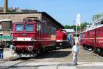 211 001 am 03.07.2010 beim Eisenbahnfest im Bahnmuseum Bw Halle P. Interessant ist es vielleicht, dass die Maschine hier in der letzten Original-Reichsbahnlackierung gezeigt wird! Maschinen dieses Typs, sowohl auch der Schwestermaschinen der BR 242, welche heute noch in Betrieb sind, kommen ja i.d.R. in den unterschiedlichsten Lackierungen daher! Die eigentliche, auch langjhrige Ur-Lackierung, war jedoch ein dunkles Grn mit dnnem weien Zierstreifen. Ich wei, den meisten Usern hier wird das bekannt sein! Insofern also nur eine Info fr den noch nicht informierten Betrachter des Bildes!
Noch eine kurze Bemerkung zu den Umstnden whrend der Aufnahme des Bildes: An jenem Tag herrschten Temperaturen von weit ber 30 Grad Celsius im Schatten und ich wurde beim Fotografieren regelrecht  gegrillt ! ;-) Sosehr ich mich auch bemht habe, es gelang mir, aufgrund des Besucherandrangs, einfach nicht, eine Aufnahme ohne  strende  Personen zu machen! Ich hoffe, das Bild gefllt trotzdem!