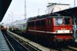 109 034-9 Berlin-Wannsee, August 1993 Vorortverkehr, links eine Berliner S-Bahn