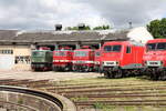TEV 211 049-2 + DB Museum 242 151-9 + 243 117-9 + TEV 250 250-8, sowie die FWK 156 001-0 und 156 002-8, am 28.05.2022 beim Eisenbahnfest des Thüringer Eisenbahnvereins im ehem.