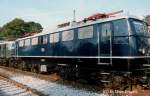 E10-121 in Leverkusen-Opladen. Die 1958 von Krauss-Maffei gebaute Schnellzuglokomotive ist heute immer noch betriebsfhig und wird fr Sonderzugdienste eingesetzt. Sie befindet sich im Bestand der DBAG Kln Deutzerfeld. Ingesamt wurden von dieser Baureihe 383 Maschinen gebaut, die u.a. auch den legendren Rheingold gezogen haben und den Spitznamen  die Bgelfalte  trug.