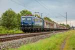 110 262-3  BayernBahn  mit Henkelzug in Thüngersheim, August 2021.