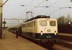 DB 110 149-2 mit gerade angekoppelten NS-Wagen als IC 2505 nach Köln in Venlo am 4. März 1983.
