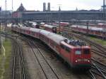 110 209 verlsst am 30.7.2007 den Mnchner Hbf mit einem Nahverkehrszug.