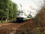 110 119-5 mit Niederlndische IC-waggons als D 1816 Kln Deutz-Eindhoven (die Niederlande) bei Breyell am 17-04-1997.