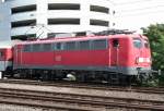 Die Dortmunder 110 243-3 setzt mit ihrem leeren Autozug zurck um weitere Wagen anzukoppeln, aufgenommen in Dsseldorf HBF am 26.07.2009 