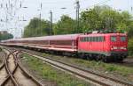 Die 110 231-8 zieht den 13-teiligen Pilgerzug von Lourdes nach Emmerich mit +50 Minuten in Krefeld HBF ein am 15.05.2010