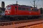 Im Zwilicht, 115 261-0 in Singen am angestammten Parkplatz.