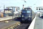 1973 Oktober - Stuttgart Hbf - 110 225 läuft mit einem D-Zug ein. Und sonst: Flügelsignale, Reiterstellwerk, Donnerbüchse als Bahndienstwagen ...