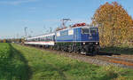 Herbst: Lokomotive E11 112 von TRI auf der RB 37 unterwegs.