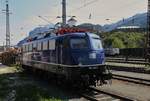 Die 110 428-0 TRI steht am 22.4.2017 im Bahnhof Kufstein. Im Hintergrund die Festung Kufstein.