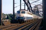 IC Paris - Leipzig mit SNCF-Wagenpark auf der Deutschherrnbrücke in Frankfurt (Sommer 1994).