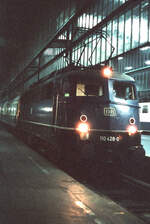 Hauptbahnhof Stuttgart 1983: E-Lok 110 428-0 (DB) vor einem Nachtzug.