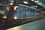 Hauptbahnhof Stuttgart 1983: E-Lok 110 230-0 (DB) vor einem Nachtzug.