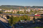 110 459 mit dem HVZ-Verstärker Reutlingen-Stuttgart am 04.09.2023 auf der Neckarbrücke in Stuttgart-Bad Cannstatt.