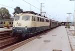 DB 110 405-8 (Bw Dortmund 1) steht am 19. August 1985 mit der D403 „Loreley“ (Amsterdam-Chiasso) im Bahnhof Emmerich zur Abfahrt bereit.