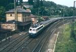 DB 110 340-7 (Bw Frankfurt (Main) 1) mit D 720 (Passau-Dortmund) bei Heigenbrücken im Spessart auf dem Weg nach Aschaffenburg am 18. Juni 1986. 
