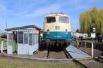 DB 110 300-1 am 06.04.2026 auf der Drehscheibe im DB Museum Koblenz.