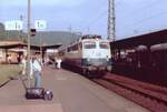 DB 110 454-6 (Bw Dortmund 1) mit FD211 'W�rthersee' (Dortmund-Klagenfurt) im Bf Bingerbr�ck am 22. August 1985.