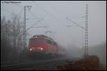 110 508-9 zieht am nebligen Morgen des 31.10.07 den RE 19434 von Aalen nach Stuttgart Hbf, hier nicht weit vom Aalener Bahnhof aufgenommen.