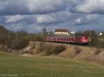 Eine 110er ist mit einer Regionalbahn auf der Fahrt von Donauwrth nach Aalen.