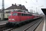 BR 110 401-7 wartet in Friedberg/Hessen mit der RB 15334 (RB 30) nach Gieen/Lahn auf Fahrgste.Dieser Teil der RB-Linie RB 30 ist  bestandteil der Ausschreibung des Mittelhessennetz und es steht
