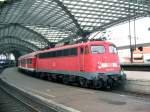 Eine leider selten gewordene Lok in Kln, nmlich die Baureihe 110 legt mit einem Regionalzug einen kleinen Halt im Klner Hauptbahnhof ein (17.7.2009)
