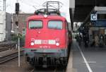 Die 110 470-2 stellt gerade den RE4 Verstrker auf Gleis 4 bereit, aufgenommen in Dsseldorf am 21.08.2009