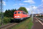 Am 28.08.09 fhrt gerade die 110 427-2 als Verstrker-RB RB 25182 (Gieen-Dillenburg)in die Station Dutenhofen(bei Wetzlar) ein und wird in Krze die Fahrt in richtung Dillenburg fortsetzen.