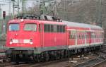 Die 110 415-7 zieht ihren RE4 Verstrker aus KDA fr die folgende Bereitstellung in Dsseldorf HBF am 01.03.2010
