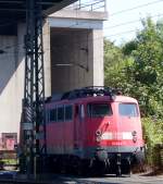 Die 110 344-9 die am 18.07.2010 in Kln Deutzerfeld an der Drehscheibe steht und sich sonnt.