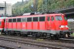 Die 110 434-8 steht mit Silberlingen abgestellt in Koblenz HBF am 17.10.2010