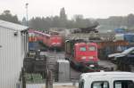 Die 140 657-8 steht ohne Seitenwnde mit der 110 472-8 am 16.10.2010 in Opladen im Gelnde beim Bender.