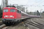 Die 110 457-9 zieht den 18 teiligen Leerzug aus Aachen durch Rheydt HBF nach Mnster am 06.02.2011