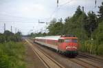 Die 110 438-9 fuhr am 03.07.2011 mit einem Autozug durch Angermund.