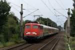 Die Stuttgarter 110 483-5 zog am 26.08.2011 den IC 2410 nach Flensburg, hier bei Horst (Holstein).