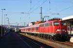 110 469-4 wartet am 15.10.2011 in Hildesheim mit RB14613 auf die Abfahrt nach Braunschweig HBf.